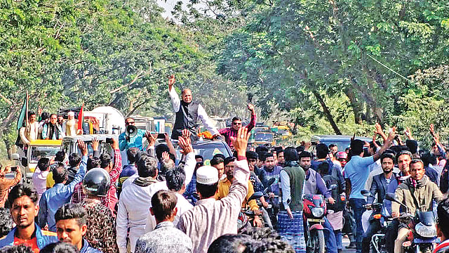 দলীয় মনোনয়ন পেয়ে আচরণবিধি লঙ্ঘন করে গাড়িবহর নিয়ে এলাকায় ফিরছেন নাটোর-৪ (গুরুদাসপুর-বড়াইগ্রাম) আসনের সাংসদ মো. আবদুল কুদ্দুস। গতকাল নাটোরের বনপাড়া-হাটিকুমরুল মহাসড়কে।  ছবি: প্রথম আলো