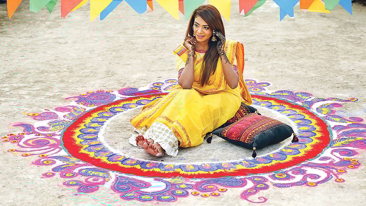 কনের হাতের মেহেদিতে বিয়ের আমেজ। মডেল: আনুশকা, কৃতজ্ঞতা: ক্লিওপেট্রা বিউটি স্যালন, ছবি: সুমন ইউসুফ