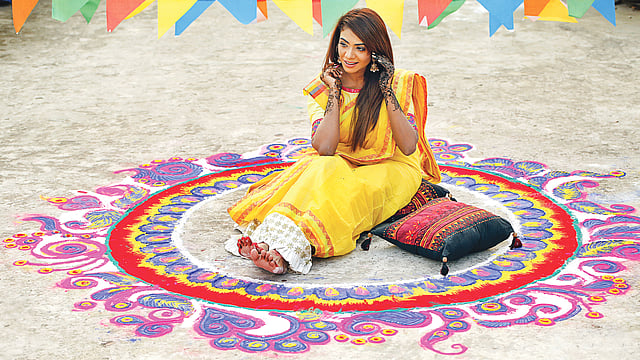 কনের হাতের মেহেদিতে বিয়ের আমেজ। মডেল: আনুশকা, কৃতজ্ঞতা: ক্লিওপেট্রা বিউটি স্যালন, ছবি: সুমন ইউসুফ