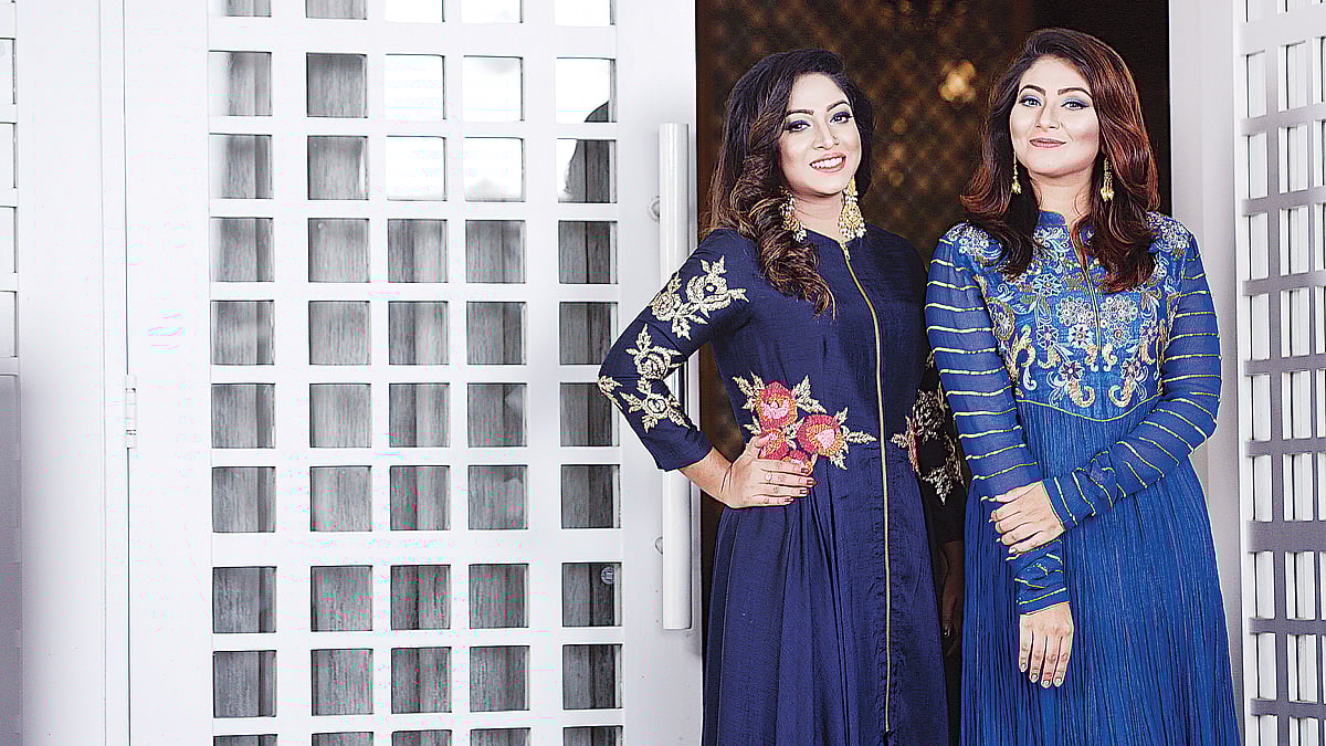 বর–কনের বোনদের পোশাকে থাকতে পারে উজ্জ্বল রং। পোশাক: ড্রেসিডেল, সাজ: জারা’স বিউটি লাউঞ্জ, স্থান: লা মেরিডয়ান, ছবি: কবির হোসেন