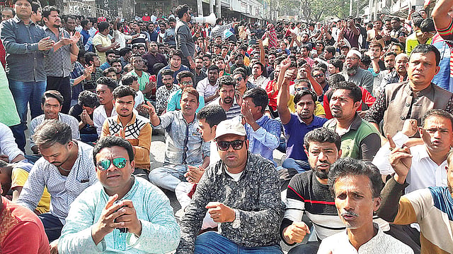 কেরানীগঞ্জ উপজেলা পরিষদের চেয়ারম্যান শাহীন আহমেদকে আওয়ামী লীগের মনোনয়ন দেওয়ার দাবিতে সমর্থকদের বিক্ষোভ। গতকাল  ঢাকা–নবাবগঞ্জ সড়কের কোনাখোলা এলাকায়।  ছবি: প্রথম আলো
