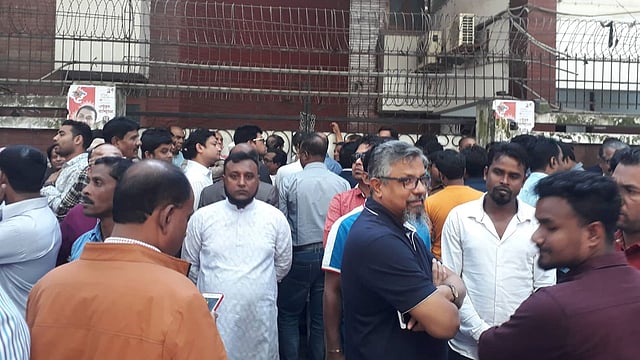 গুলশানে বিএনপির চেয়ারপারসনের কার্যালয়ের আশপাশে দাঁড়িয়ে নেতা–কর্মীরা। ছবি: আহমেদ জায়িফ