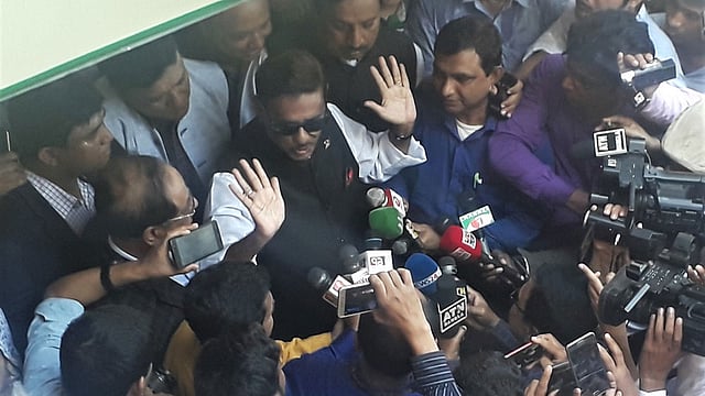 রিটার্নিং কর্মকর্তার কাছে নিজের মনোনয়নপত্র জমা দেওয়ার পর সাংবাদিকদের সঙ্গে কথা বলেন ওবায়দুল কাদের । ছবি: প্রথম আলো