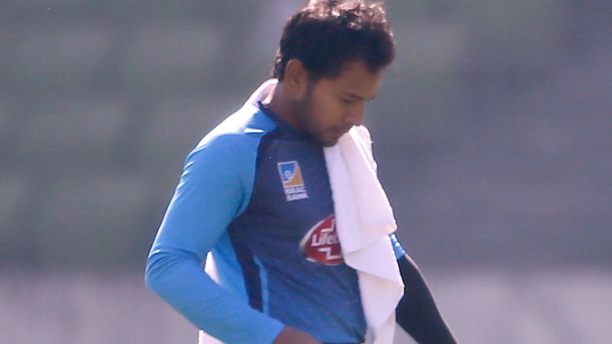 আঙুলে চোট পাওয়ায় অনুশীলন অসমাপ্ত রেখেই ফিরতে হয় মুশফিককে। ছবি: প্রথম আলো