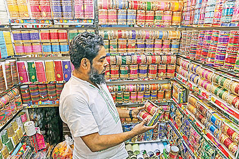 চকবাজারে পাইকারি দোকানগুলোতে আছে হাল ফ্যাশনের হরেক রকম চুড়ির বিপুল সম্ভার। এসব দোকানে চুড়ির দামও তুলনামূলক কম। সম্প্রতি তোলা ছবি।  প্রথম আলো