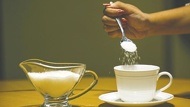 সাদা চিনির নানা ক্ষতিকর দিক আছে। ছবি: অধুনা