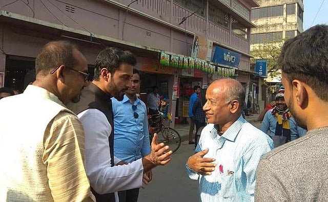 বাগেরহাট-২ আসনে আওয়ামী লীগের মনোনীত প্রার্থী শেখ সারহান নাসের তন্ময় ভোটারদের সঙ্গে কথা বলছেন। ছবি: প্রথম আলো