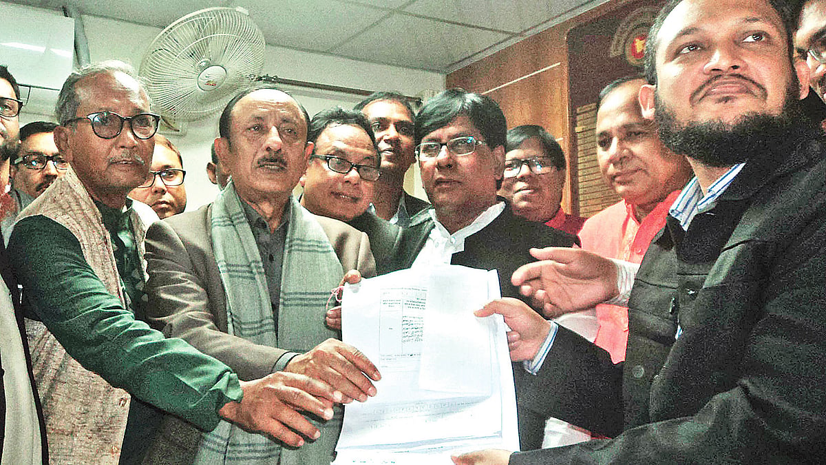 প্রাথমিক ও গণশিক্ষামন্ত্রী মোস্তাফিজুর রহমান গতকাল পার্বতীপুরের সহকারী রিটার্নিং কর্মকর্তার কাছে মনোনয়নপত্র জমা দেন। প্রথম আলো