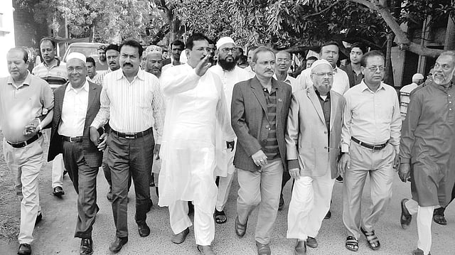 রাজশাহী-২ আসনে বিএনপির প্রার্থী মিজানুর রহমান মিনু শোভাযাত্রা নিয়ে মনোনয়নপত্র জমা দিতে আসেন। গতকাল রাজশাহী কোট চত্বরে।  ছবি: প্রথম আলো