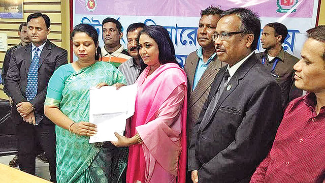 সংগীতশিল্পী বেবী নাজনীন গতকাল নীলফামারী জেলা রিটার্নিং কর্মকর্তার কাছে মনোনয়নপত্র জমা দেন।  ছবি: প্রথম আলো