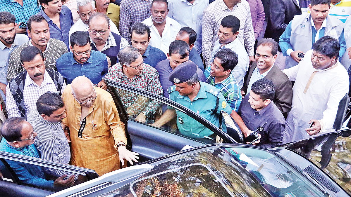 সিলেট-১ আসনে আওয়ামী লীগের প্রার্থী এ কে আবদুল মোমেনের মনোনয়নপত্র জমা দেওয়ার সময় নিজের গাড়ি ও পুলিশ প্রটোকল নিয়ে আসেন অর্থমন্ত্রী আবুল মাল আবদুল মুহিত। ছবি: প্রথম আলো