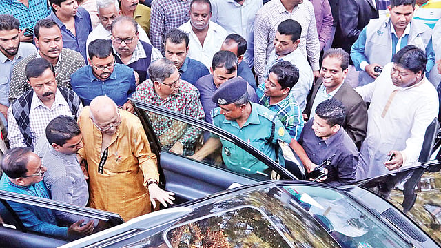 সিলেট-১ আসনে আওয়ামী লীগের প্রার্থী এ কে আবদুল মোমেনের মনোনয়নপত্র জমা দেওয়ার সময় নিজের গাড়ি ও পুলিশ প্রটোকল নিয়ে আসেন অর্থমন্ত্রী আবুল মাল আবদুল মুহিত।  ছবি: প্রথম আলো