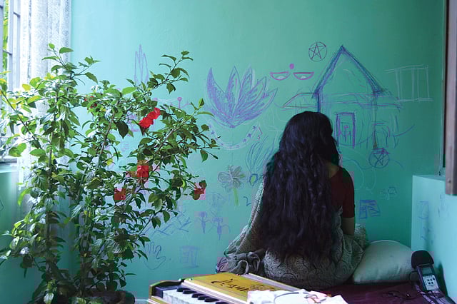 রানুর দৃশ্যগুলোয় দেখা যায় রক্তজবার উপস্থিতি