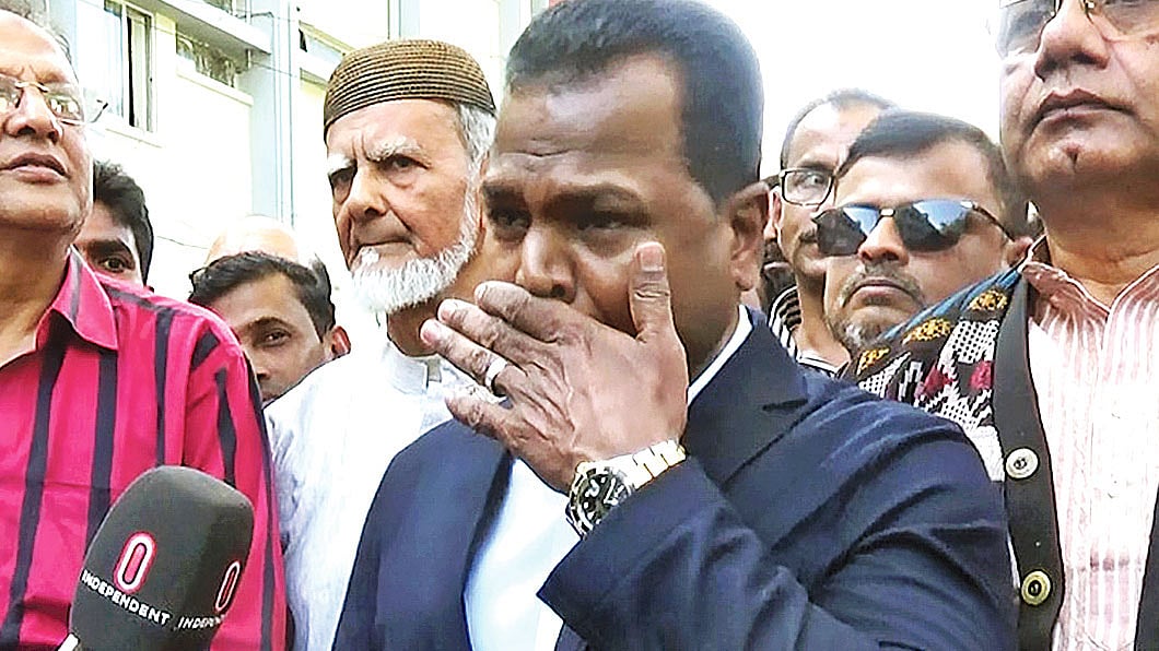 মনোনয়নপত্র জমা দিতে এসে সাংবাদিকদের সঙ্গে কথা বলার সময় কাঁদছেন এম এ সালাম। জেলা প্রশাসকের কার্যালয়ে। প্রথম আলো