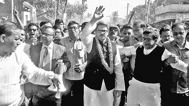 রাজশাহী চারঘাট-বাঘা আসনে আওয়ামী লীগের প্রার্থী শাহরিয়র আলম শোভাযাত্রা নিয়ে মনোনয়নপত্র জমা দিতে আসেন। বাঘা উপজেলার সামনে।  ছবি: প্রথম আলো