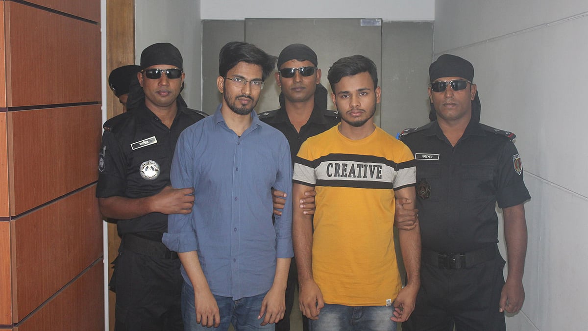 প্রথম আলোসহ বিভিন্ন জাতীয় পত্রিকার ওয়েবসাইটের আদলে নকল ওয়েবসাইট তৈরির দায়ে কামাল হোসেন ওরফে জি এম কামাল ও মো. আল আমিনকে আটক করে র্যাব-২। ছবি: র্যাবের সৌজন্যে