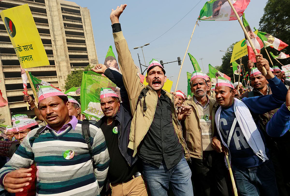 কৃষকেরা এসেছেন উত্তর প্রদেশ, মধ্যপ্রদেশ, তামিলনাড়ু, পশ্চিমবঙ্গ, অন্ধ্র প্রদেশ ও গুজরাট থেকে। কৃষকেরা চাইছেন তাঁদের সমস্যা নিয়ে সংসদে ২১ দিনের বিশেষ অধিবেশন ডাকা হোক। ছবি: রয়টার্স
