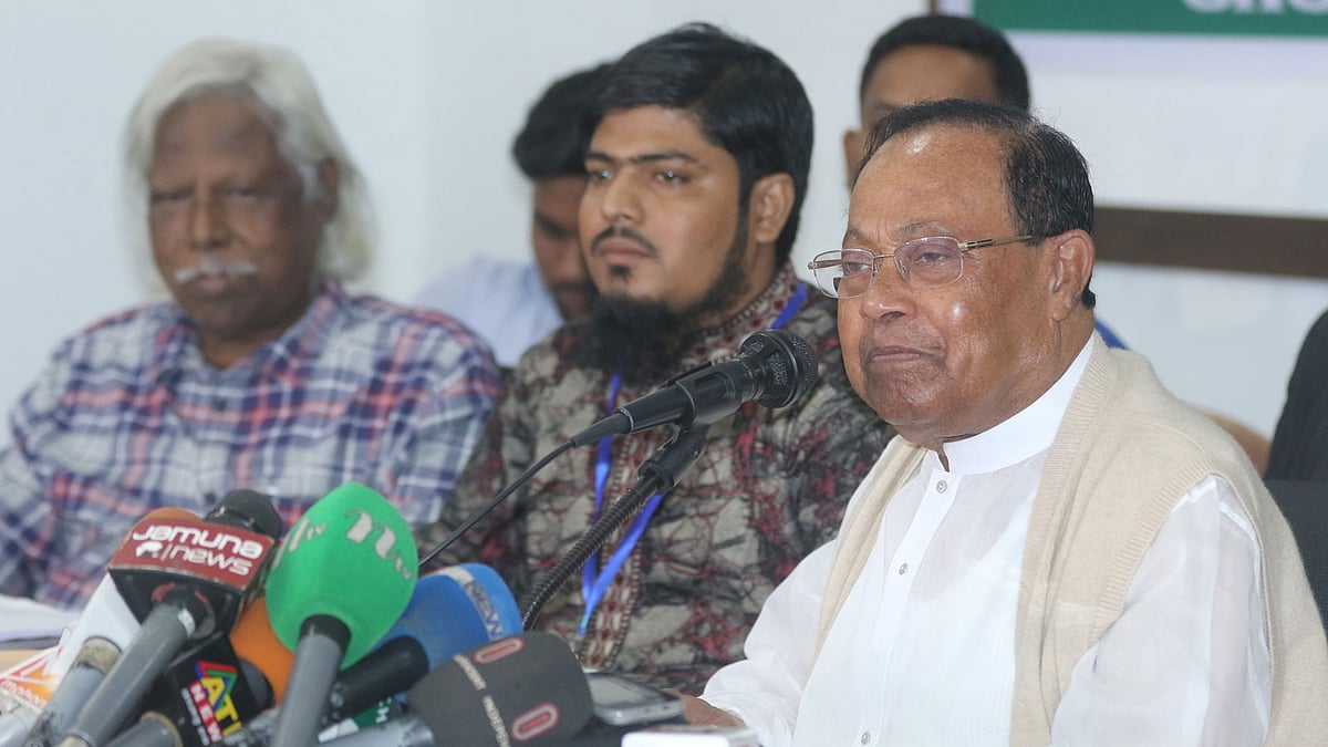 জাতীয় প্রেসক্লাবে আলোচনা সভায় মওদুদ আহমদসহ অন্যরা। ছবি: আবদুস সালাম