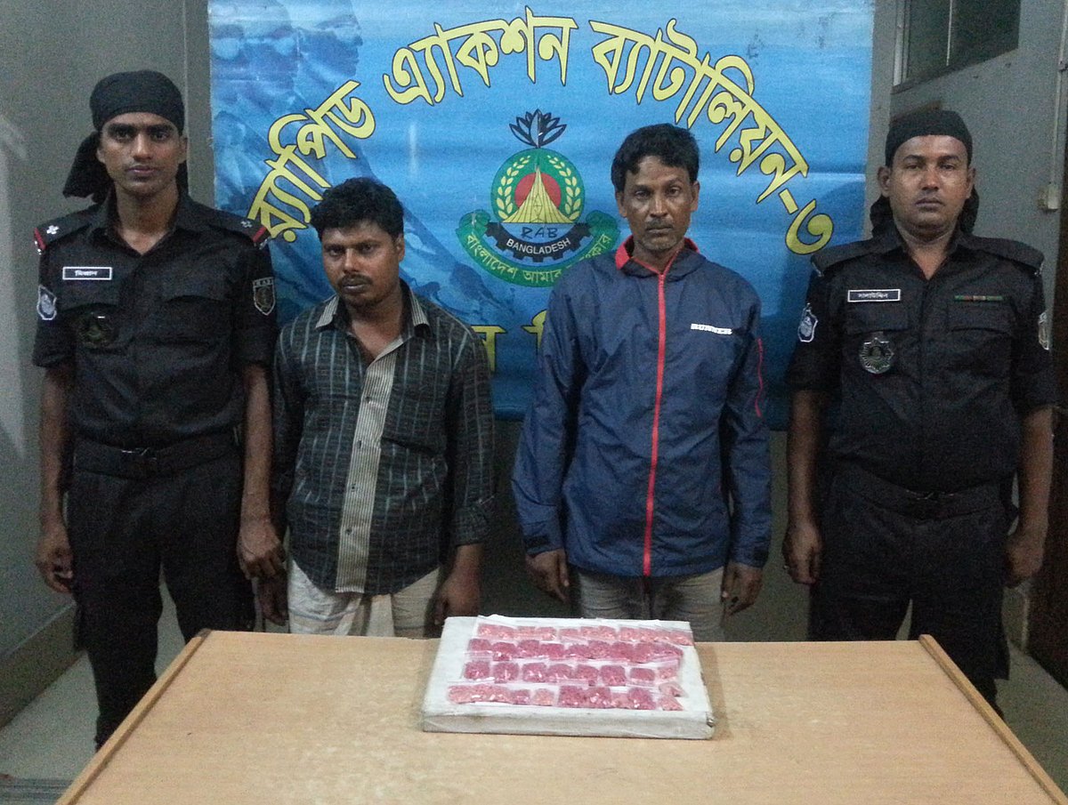 রাজধানীর পূর্বাচল এলাকা থেকে ট্রাকে করে মাদক পাচারের সময় কোরবান আলী মুন্সি (৪০) ও মো. খোকন (৩৭) নামে দুজনের কাছ থেকে ছয় হাজার ইয়াবা উদ্ধার করে র‍্যাব-৩। ছবি : সংগৃহীত