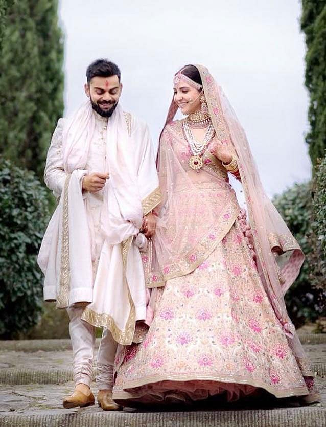 ইতালির তাসকেনি প্রদেশের ফ্লোরেন্সে বিরাট কোহলির সঙ্গে গাঁটছড়া বাঁধেন আনুশকা শর্মা