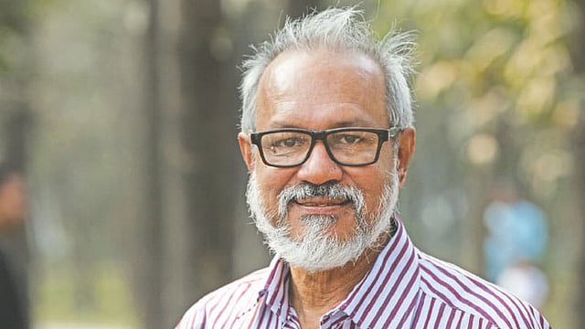 একসময় সারা দিনে ১৮ ঘণ্টা লিখতেন রকিব হাসান। ছবি: খালেদ সরকার
