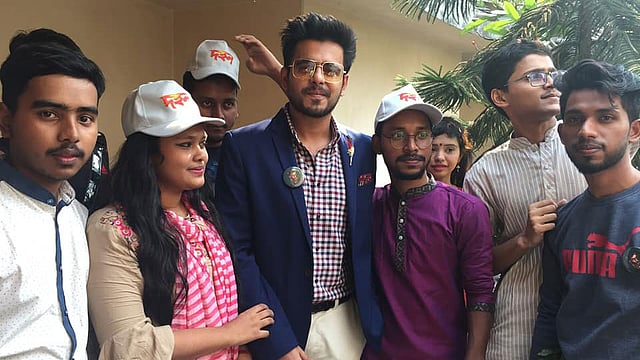 বলাকা প্রেক্ষাগৃহে ভক্তদের সঙ্গে চিত্রনায়ক সিয়াম। ছবি: প্রথম আলো