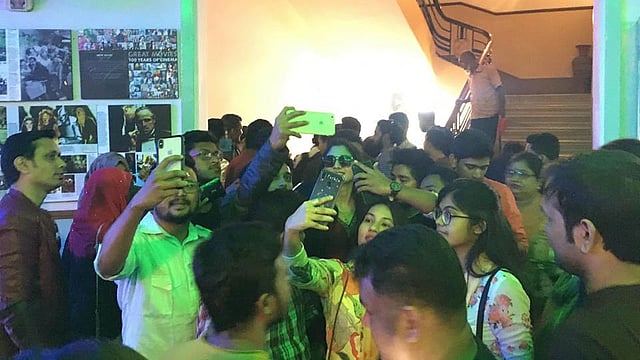 বলাকা প্রেক্ষাগৃহে ভক্তদের মাঝে চিত্রনায়িকা পূজা। ছবি: প্রথম আলো