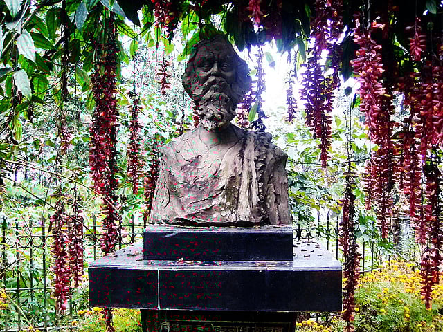 বাগানে কবিগুরুর আবক্ষ মূর্তি। ছবি: ভাস্কর মুখার্জি