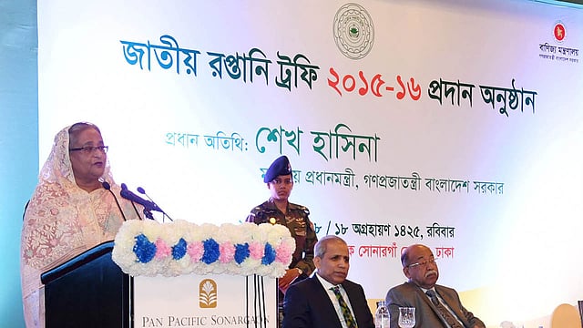 প্রধানমন্ত্রী শেখ হাসিনা জাতীয় রপ্তানি ট্রফি ২০১৫-১৬ বিতরণ অনুষ্ঠানে বক্তৃতা করেন। ঢাকা, ০২ ডিসেম্বর। ছবি: পিআইডি