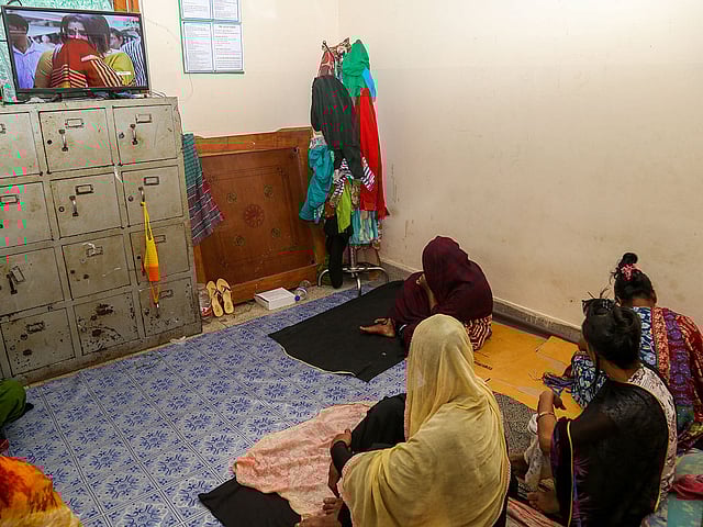 বেসরকারি প্রতিষ্ঠান সেভ দ্য চিলড্রেন পরিচালিত রাজধানীর একটি এইচআইভি ও এইডস সেবাকেন্দ্রে কয়েকজন। ছবি: সাবরিনা ইয়াসমীন