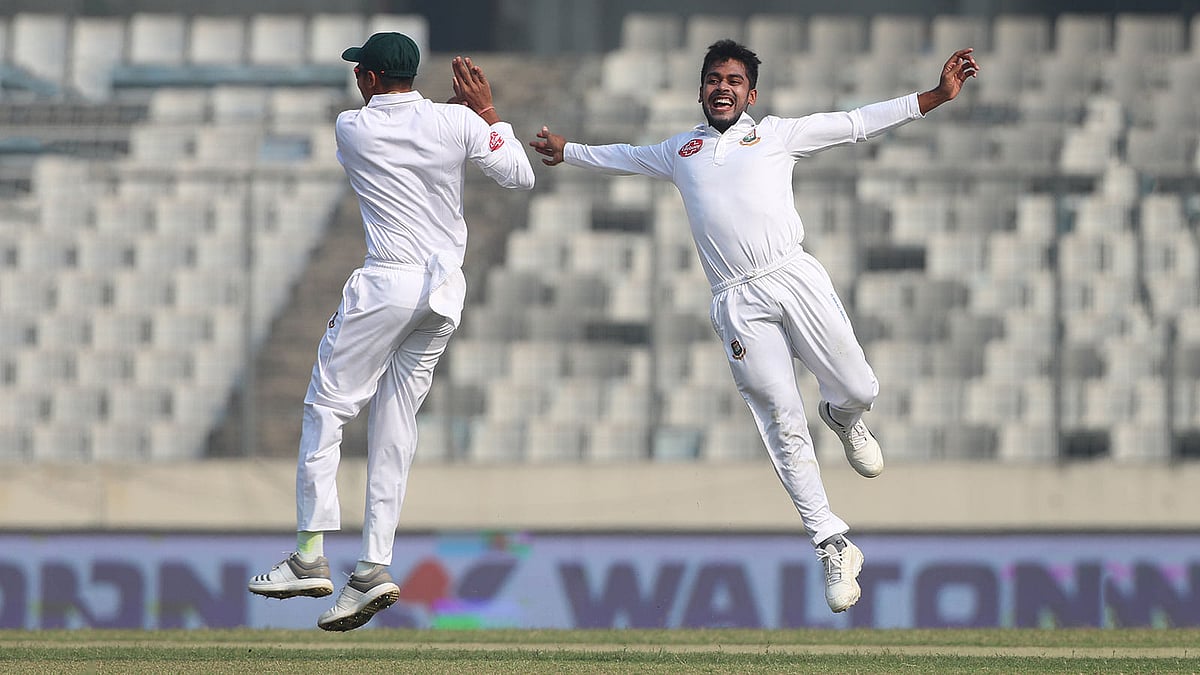 ওয়েস্ট ইন্ডিজকে স্পিনে নাজেহাল করে ছেড়েছেন মিরাজ। ছবি: শামসুল হক