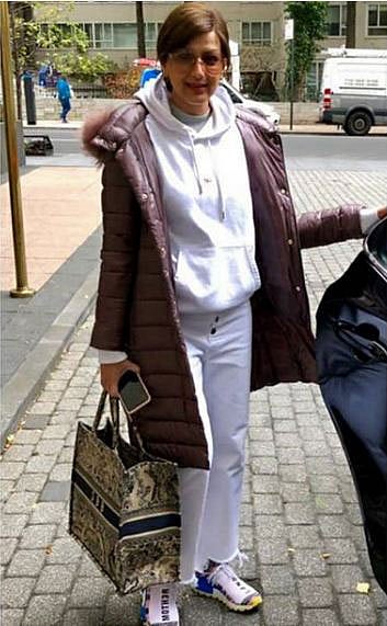 নিউইয়র্ক থেকে ফেরার আগে তোলা ছবিতে সোনালি বেন্দ্রে