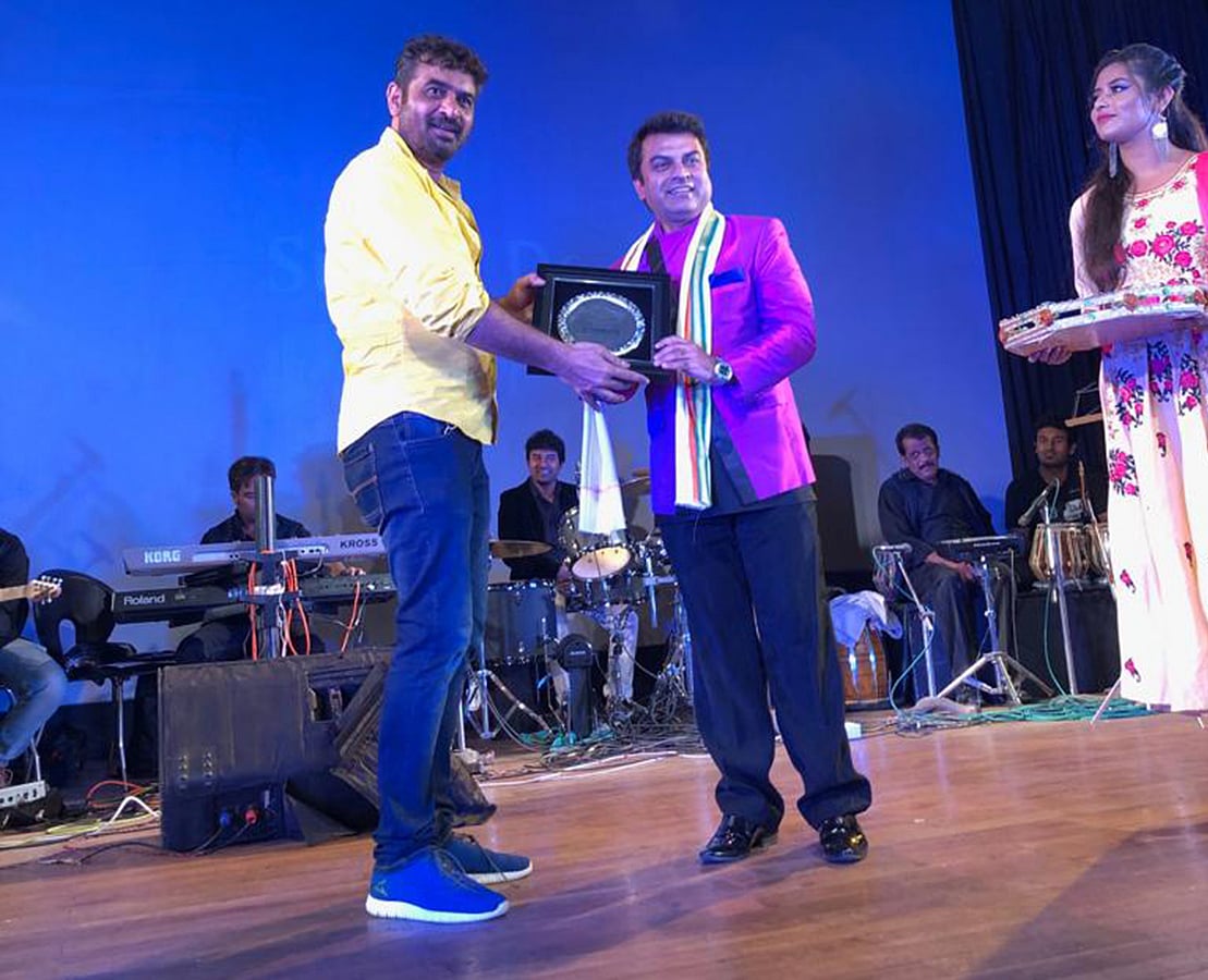 শিল্পী শিলাজিতের হাত থেকে সম্মাননা গ্রহণ করেন শুভ্রদেব। ছবি: সংগৃহীত