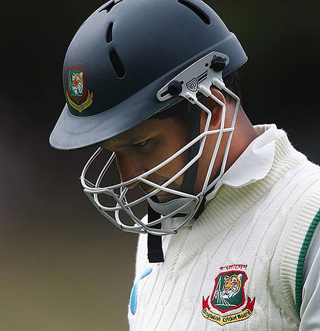 বাংলাদেশের প্রথম অধিনায়ক হিসেবে ইনিংস ঘোষণার স্বাদ পেয়েছিলেন হাবিবুল। ফাইল ছবি