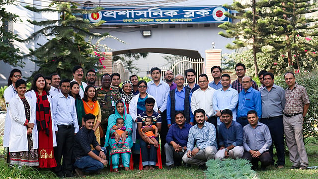 এ যেন বিদায় সম্ভাষণ! বাবা-মায়ের কোলে তোফা ও তহুরা। সঙ্গে ঢাকা মেডিকেল কলেজ হাসপাতালের পরিচালক ব্রিগেডিয়ার জেনারেল এ কে এম নাসির উদ্দিনসহ চিকিৎসকেরা। ঢাকা মেডিকেল, ৩ ডিসেম্বর। ছবি: সাবরিনা ইয়াসমীন