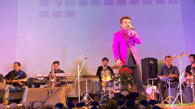 কলকাতার আইসিসিআর মিলনায়তন মঞ্চে গান করছেন শুভ্রদেব। ছবি: সংগৃহীত