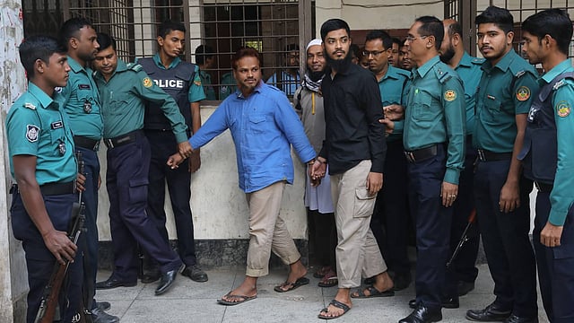 হোলি আর্টিজানে হামলার মামলার আসামিদের আজ আদালতে হাজির করা হয়। মহানগর দায়রা জজ আদালত, ৩ ডিসেম্বর। ছবি: দীপু মালাকার