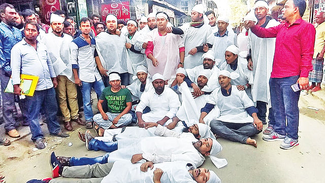 বিএনপির প্রার্থী হিসেবে খন্দকার ইকবাল হোসেনের মনোনয়ন চূড়ান্ত করার দাবিতে গতকাল কাফনের কাপড় পরে বিক্ষোভ করেন দলটির নেতা-কর্মীরা।  ছবি: প্রথম অলো
