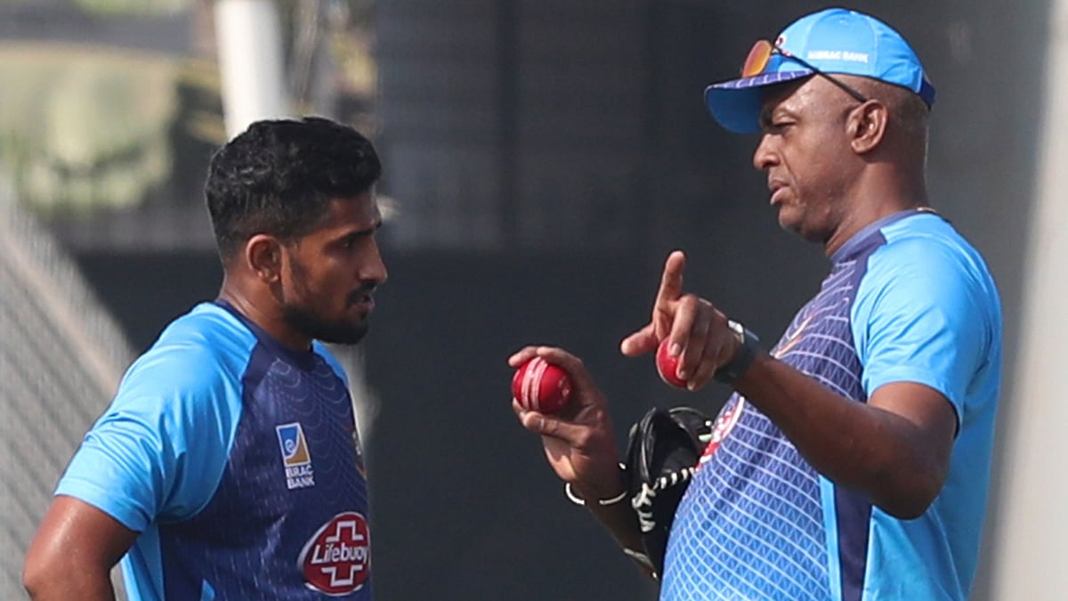 খালেদকে কী যেন বোঝাচ্ছেন ওয়ালশ, কিন্তু মিরপুর টেস্টে ফাস্ট বোলারদের ব্যবহার হলো কোথায়! ছবি: প্রথম আলো