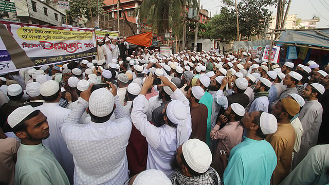 জোহরের নামাজের পরপরই কর্মীরা যাত্রাবাড়ী মোড় এলাকায় জড়ো হতে থাকেন। ছবি: আবদুস সালাম