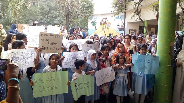 অরিত্রীর আত্মহত্যায় প্ররোচনাকারীদের বিচারের দাবিতে ক্যাম্পাসে বিক্ষোভ করে শিক্ষার্থীরা। ছবি: আসিফুর রহমান