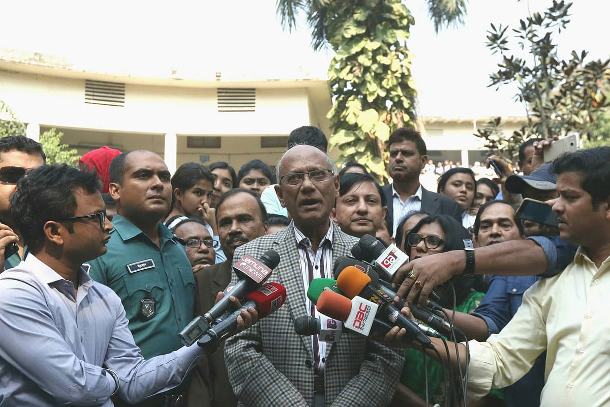 বেইলি রোডে ভিকারুননিসা নূন স্কুল অ্যান্ড কলেজ ক্যাম্পাসে সাংবাদিকদের সঙ্গে কথা বলছেন শিক্ষামন্ত্রী নুরুল ইসলাম নাহিদ। ছবি: আশরাফুল আলম