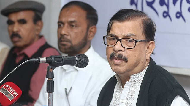 জাতীয় প্রেসক্লাবে নাগরিক ঐক্যের নির্বাচন পরিস্থিতি নিয়ে সংবাদ সম্মেলনে বক্তব্য দেন মাহমুদুর রহমান মান্না। ঢাকা, ৪ ডিসেম্বর। ছবি: আবদুস সালাম