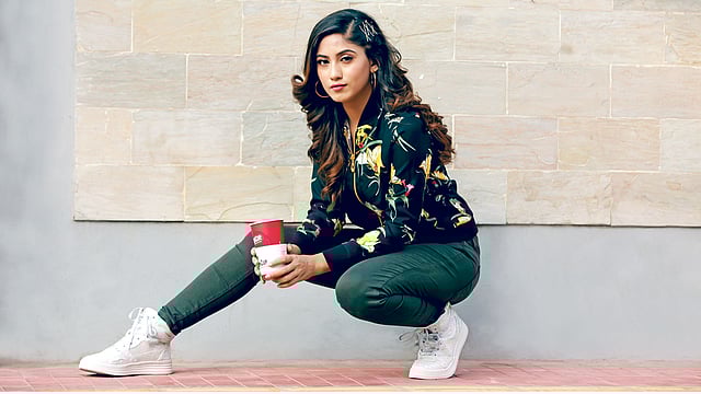 জ্যাকেটে ছাপা নকশা এবারের শীতে জনপ্রিয় হবে। মডেল: সাফা কবির, পোশাক: মেয়র, সাজ: রেড বিউটি স্যালন, ছবি: কবির হোসেন