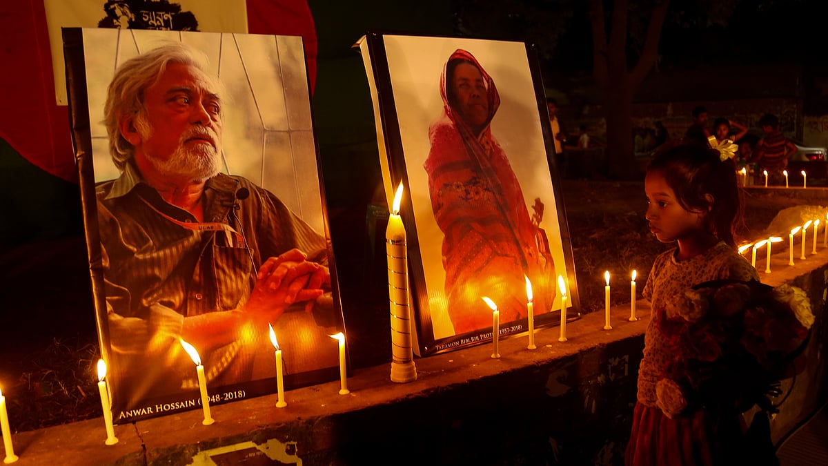 তারামন বিবি ও আনোয়ার হোসেনের প্রতিকৃতির সামনে মোমবাতি প্রজ্বালন করে শ্রদ্ধা নিবেদন করা হয়। ঢাকা বিশ্ববিদ্যালয় ক্যাম্পাস, ঢাকা, ৪ ডিসেম্বর। ছবি: সাবরিনা ইয়াসমীন