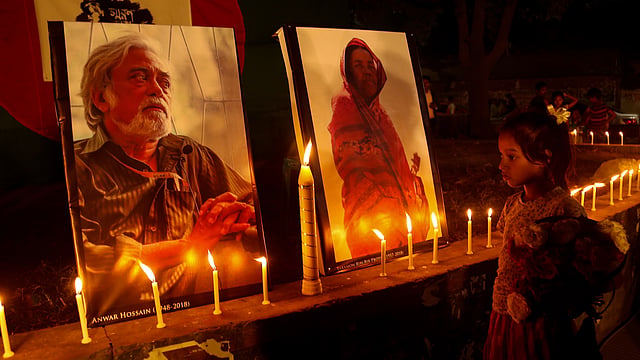 তারামন বিবি ও আনোয়ার হোসেনের প্রতিকৃতির সামনে মোমবাতি প্রজ্বালন করে শ্রদ্ধা নিবেদন করা হয়। ঢাকা বিশ্ববিদ্যালয় ক্যাম্পাস, ঢাকা, ৪ ডিসেম্বর। ছবি: সাবরিনা ইয়াসমীন