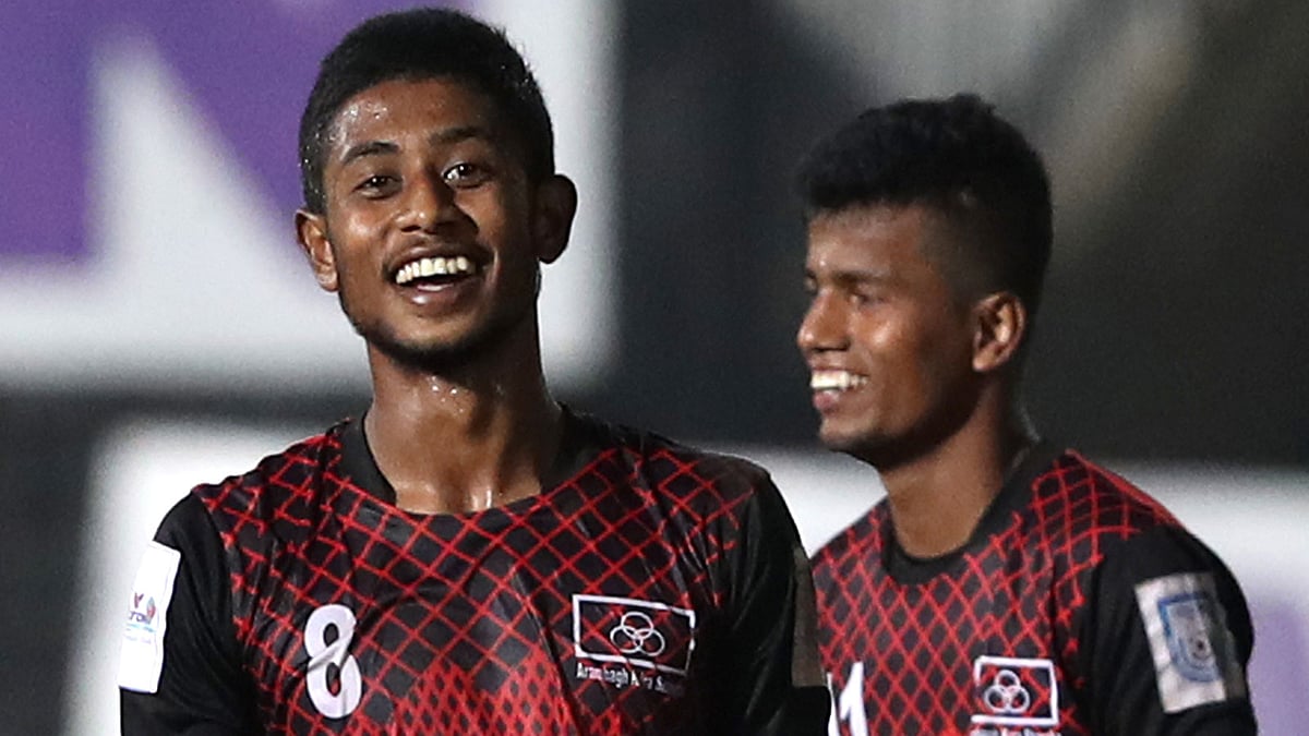 আরামবাগের জয়ের নায়ক দুই তরুণ রবিউল হাসান ও আরিফুর রহমান।। ছবি: প্রথম আলো
