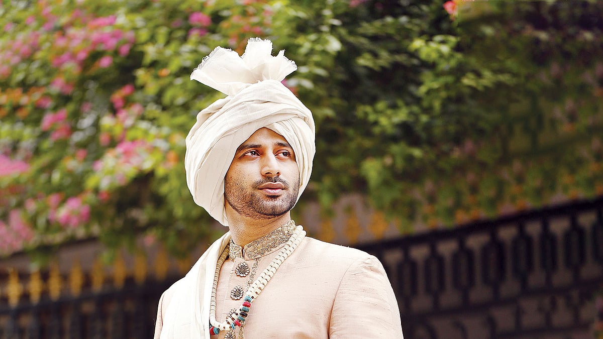 পাগড়ি বরের সাজে রাজকীয় একটা আবহ এনে দেয়। পাগড়ি ও শেরওয়ানি: এমদাদ হক, মডেল: ইমরান, ছবি: সুমন ইউসুফ