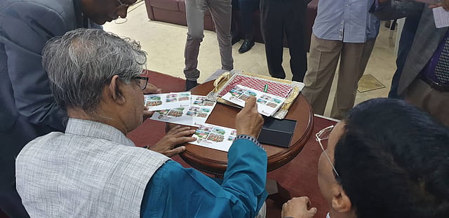 স্মারক ডাকটিকিট উন্মোচন করেন ডাক, টেলিযোগাযোগ ও তথ্যপ্রযুক্তিমন্ত্রী মোস্তাফা জব্বার। ছবি: সংগৃহীত
