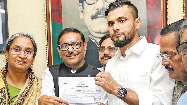 আওয়ামী লীগের পক্ষে মনোনয়ন নিয়ে নির্বাচনে লড়ছেন মাশরাফি। ফাইল ছবি